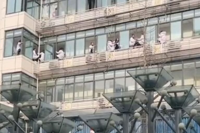 Sichuan Medical Group climbed out of the window to demand wages?People gathered around the hospital to refuse to be owed wages

