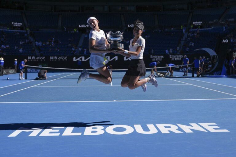 For the first time in 24 years at the Australian Open, Tse Su-wei won both the mixed doubles and women's doubles titles.


