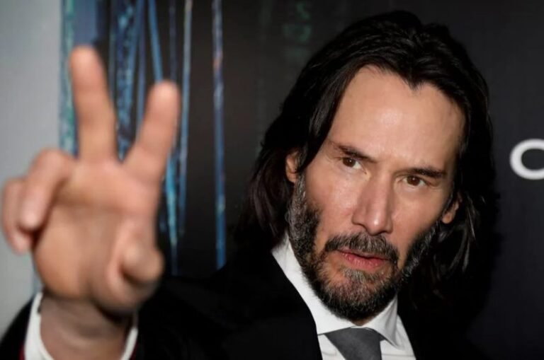Keanu Reeves injured while filming in Los Angeles, using crutches on both hands and applying ice to left knee Video goes viral

