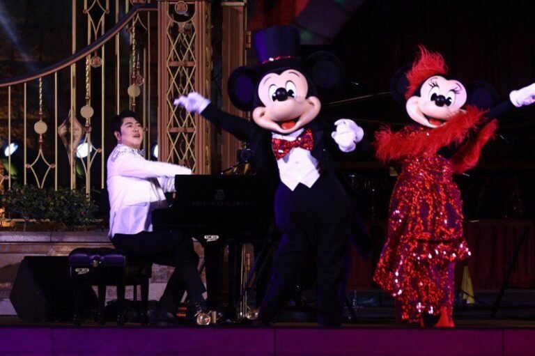 Lang Lang held a concert at Hong Kong Disneyland to perform classics such as 
