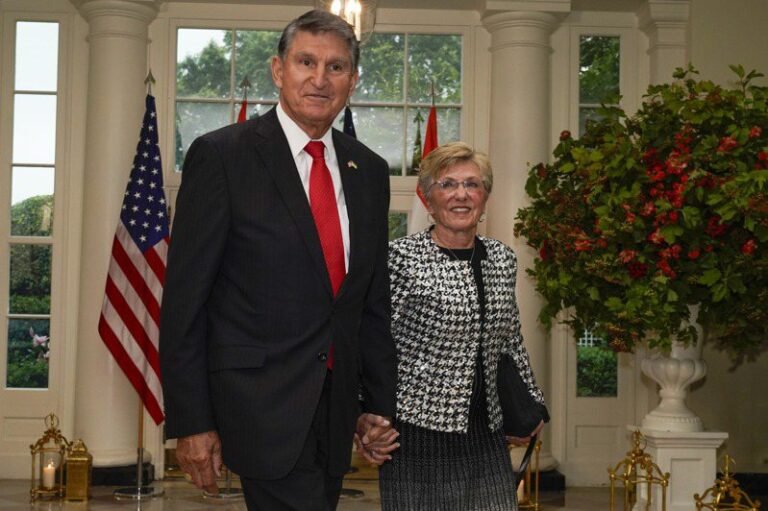 Senator Manchin's wife hospitalized after car accident


