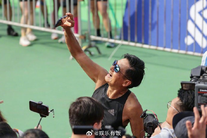 Standard Chartered Hong Kong Marathon started with 74,000 people, 68-year-old Chow Yun-fat upgraded to half marathon

