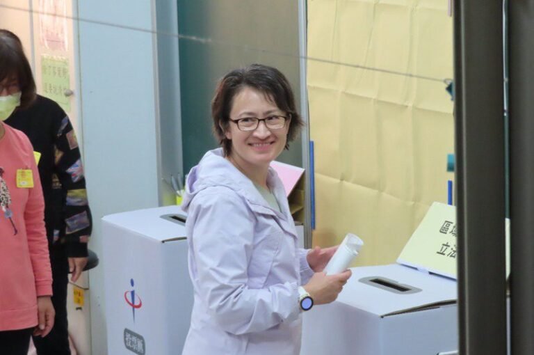  Taiwan Election/Too nervous?  Xiao Meiqin voted in New Taipei and 