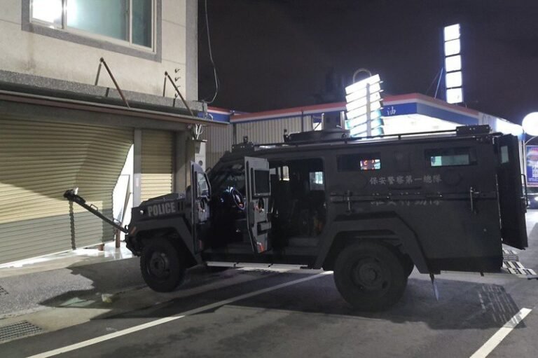  Taiwan was shocked to see an armored vehicle crash into a house, 