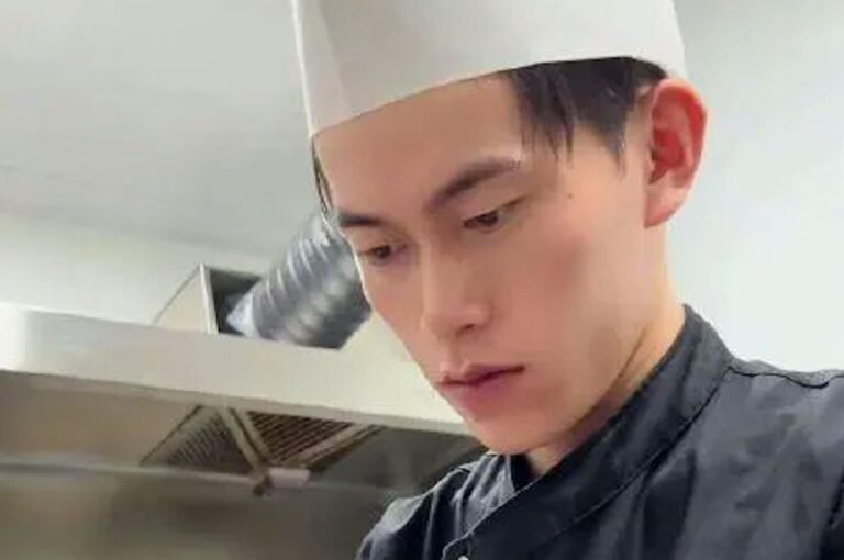 A boy from Hangzhou who looks exactly like Yi Yang Qianxi works as a private chef and performs 9 shows a night on New Year's Eve

