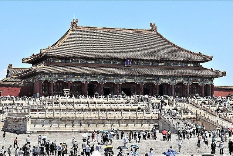  A joint exhibition between the Forbidden City and the Palace of Versailles in Beijing will open in April.  Six royal cultural relics will share the stage for the first time.


