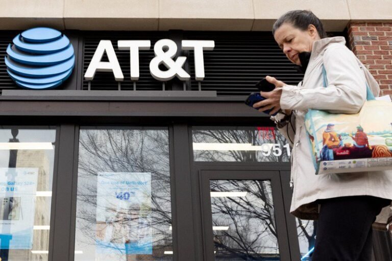 AT&T offers $5 credit to offset outage losses

