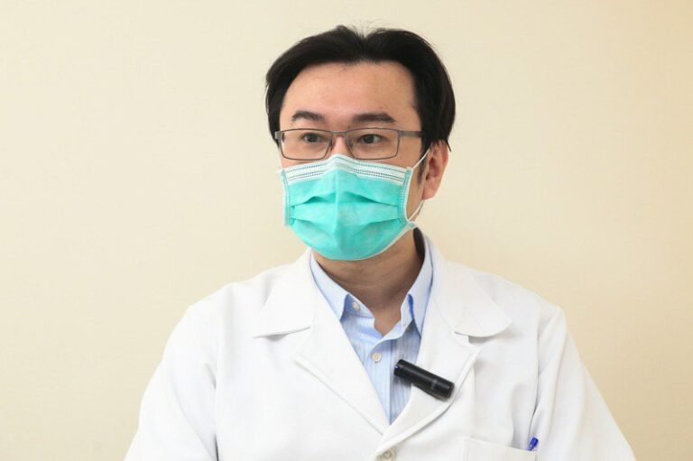  He was hospitalized with influenza and pneumonia and was found to have mycoplasma bacteria in his lungs.  Su Yifeng: Natural selection for immunity has begun.

