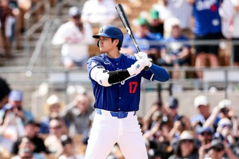 MLB/Shohei Ohtani starts his first practice game wearing a Dodger jersey in his first practice game.

