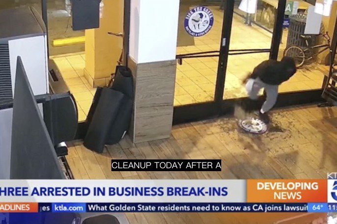 On the morning of the 27th, it was feared that several stores were looted within 2 hours in West Los Angeles.

