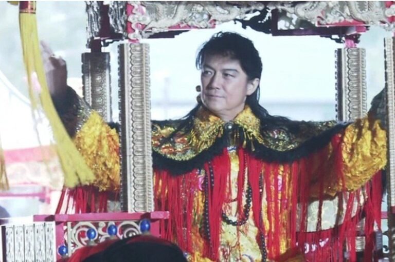  The Japanese Lantern Festival is a big deal.  Masaharu Fukuyama transforms into a 200 cm emperor and parades on a sedan chair.

