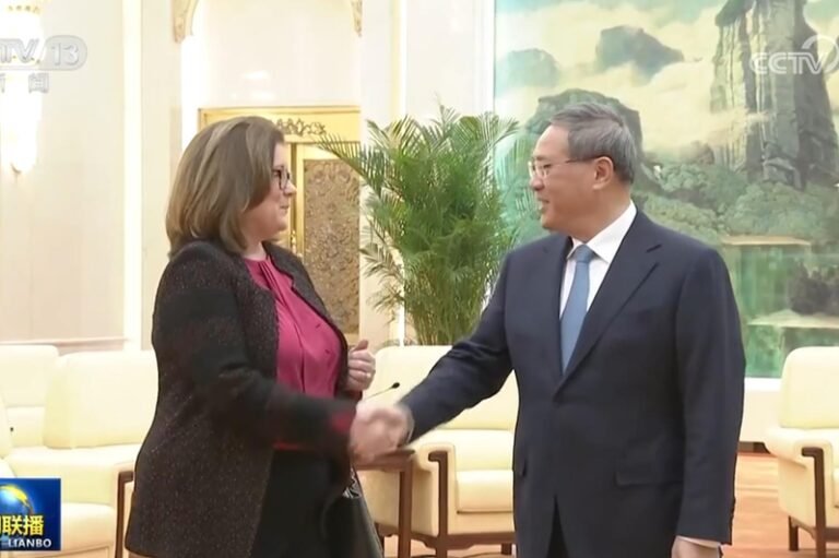 The president of the American Chamber of Commerce led a delegation to visit China, with Li Qiang saying separation between the two countries is not a feasible option.

