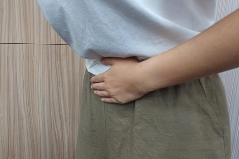  A 25-year-old woman from Hangzhou thought she was having menstrual pain, vomited black water in her stomach, and her urine turned black after exposure to the sun.  Found out he had the 