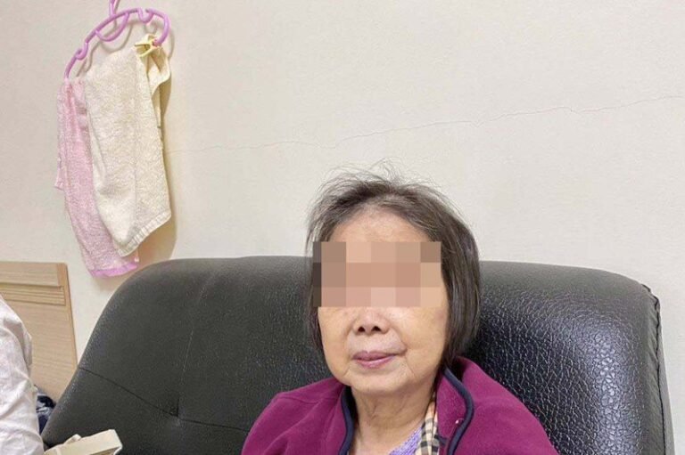 A 70-year-old Taiwanese woman undergoing kidney dialysis suspected that Kobayashi's red yeast supplements were causing the problems, and her husband said tearfully, 