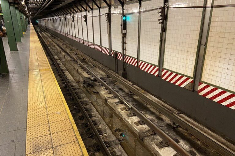 Another tragedy on the Manhattan subway: A passenger was pushed off the platform by a stranger and died

