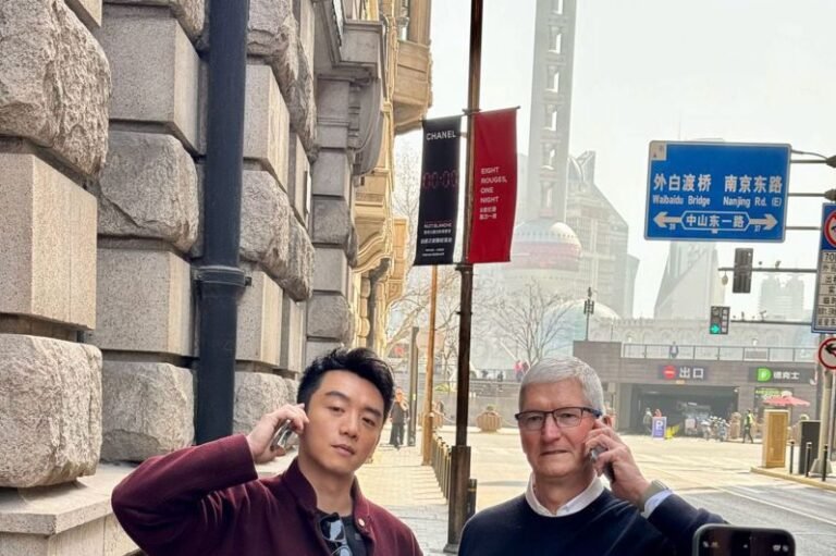 Apple CEO Cook showed up to the Bund and the 