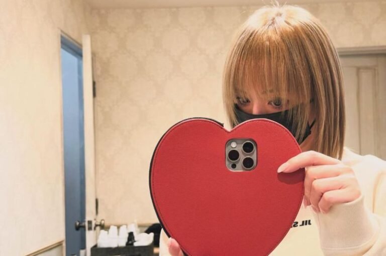 Ayumi Hamasaki, 45, shocked netizens by taking a selfie in the mirror with a large object in her hand


