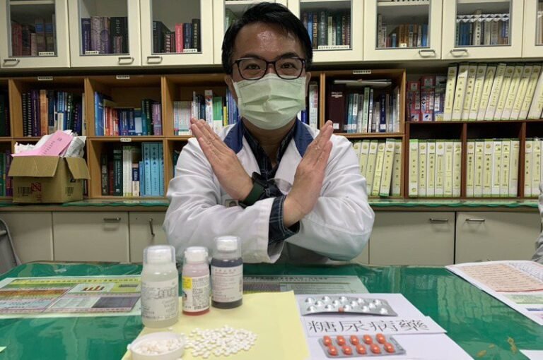  Grandma mistook the antiemetic medicine for Changchang pills and swallowed 8 pills.  The child had arrhythmia and was taken to the hospital for gastric lavage.

