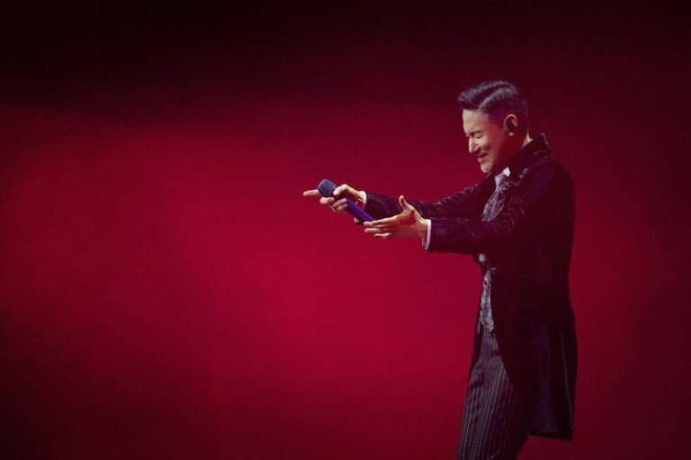  Jacky Cheung has an accident and follows the doctor's advice of rest.  He suddenly got stuck during the 3rd concert.

