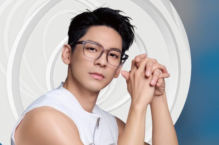  Lin Baihong's new advertisement shows her strong boyfriend's arms.  Are you sure she sells glasses?

