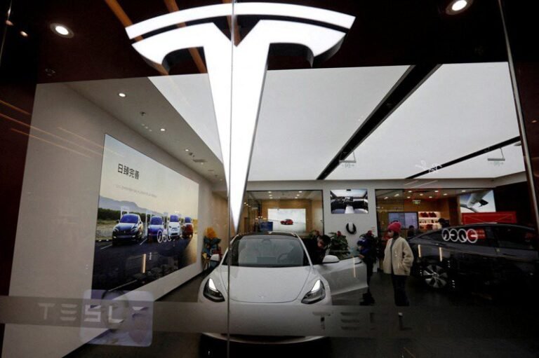 Musk requires Tesla to demonstrate FSD function when delivering cars, analysts downgrade stock


