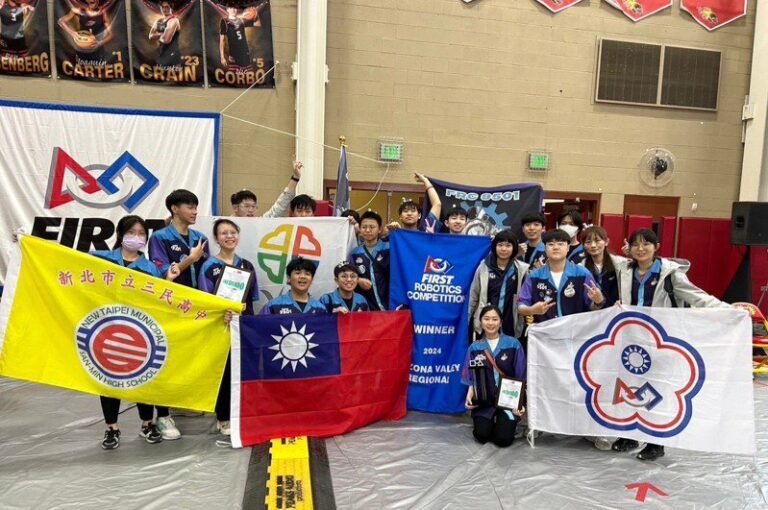 Senior Engineer of Nangang High School Robot Arizona Division Taiwan Sanmin High School won the award

