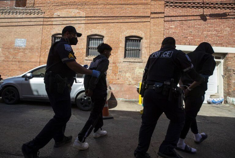 Texas police suspend new law to arrest undocumented travelers


