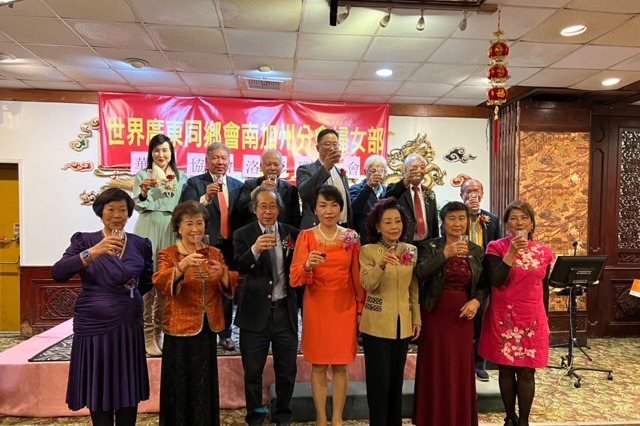 The Women's Department of the Southern California Chapter of the World Cantonese Association donates funds to support Chinese education

