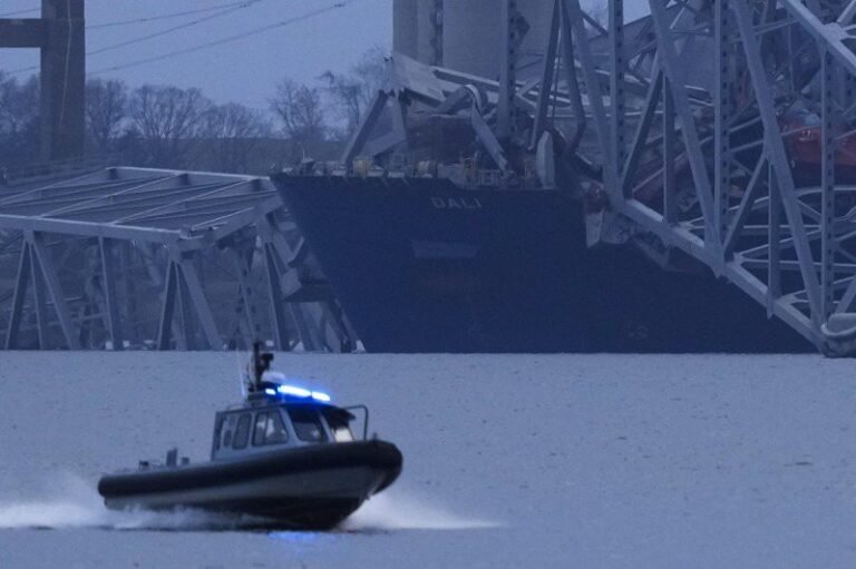 The cargo ship collided with the Baltimore Bridge, the search and rescue ended unexpectedly, 6 workers fell overboard, presumed dead, 2 were rescued

