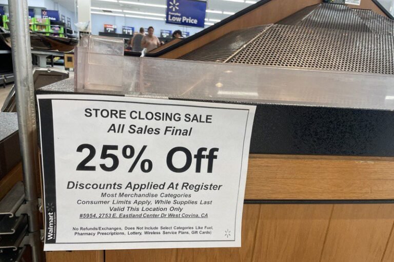 Walmart in West Covina, California will be closed on March 29, offering 25% off to attract customers and shopping at bargain prices

