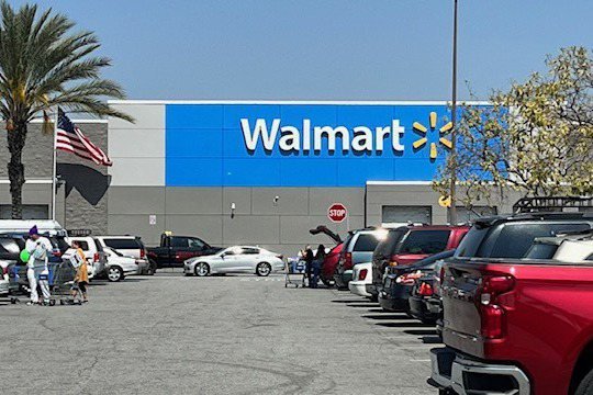 Walmart in West Covina to close at the end of the month and lay off 200 people

