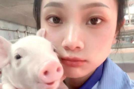 With a monthly salary of 5,000 RMB, I am happy with the work... A good-looking woman after 95 works as a pig keeper and says she feels free like a dream

