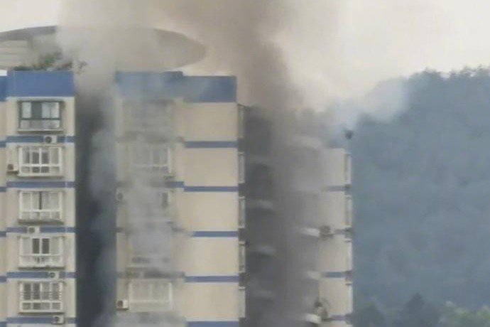 A fire broke out in a high-rise residential building in Chongqing, but the number of casualties is unknown.


