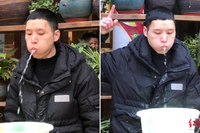 A man from Sichuan created a new Guinness World Record by spitting water from his mouth for 6 minutes.


