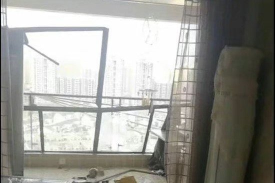  A severe typhoon that suddenly hit Nanchang, Jiangxi province made the community feel like it was the end of the world.  Three people accidentally fell from the building and died.

