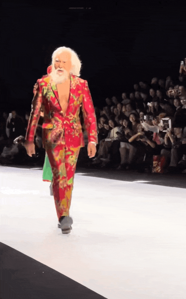  Do you remember the old man with tendons?  88-year-old Wang Desheng surprised Shanghai Fashion Week by wearing a coat with big flowers

