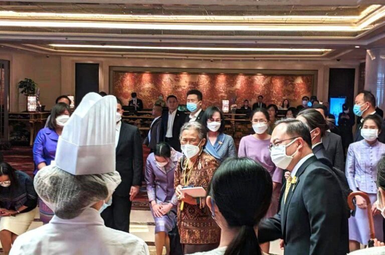Everyone was present on the red carpet to bid farewell to Thailand's Princess Sirindhorn at Ma Ying-jeou's hotel in Beijing.

