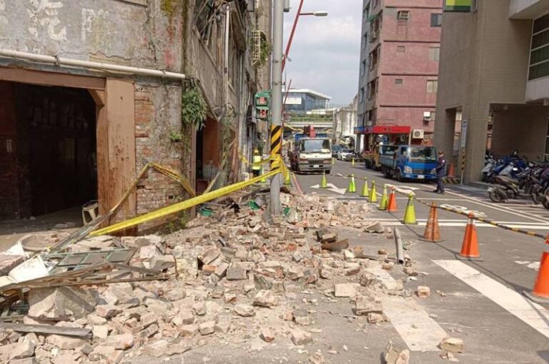  Fortunately, it did not hit the Keelung Tower mid-stream.  The group's old home in Keelung city was torn to pieces.


