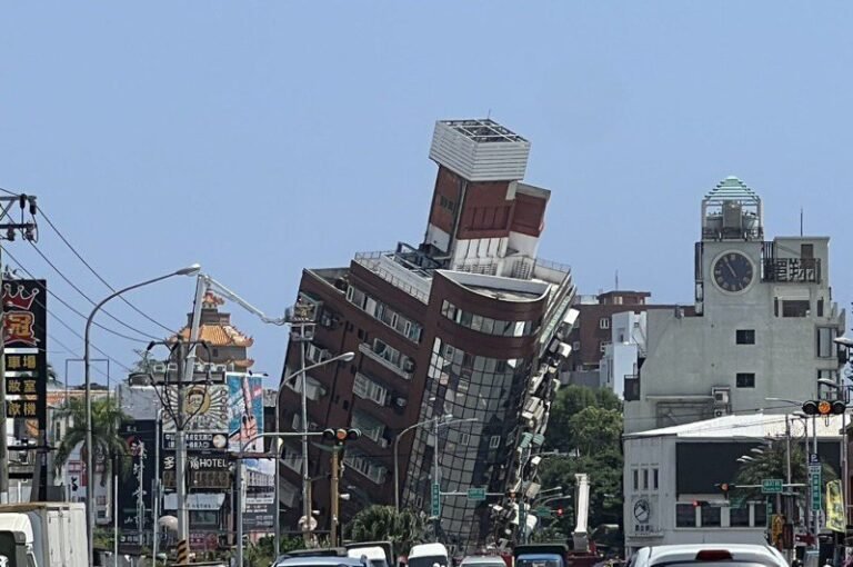  Hualien buildings collapsed during a strong earthquake.  Fang Qianyu was shocked when she saw this: she couldn't move even if she wanted to escape.

