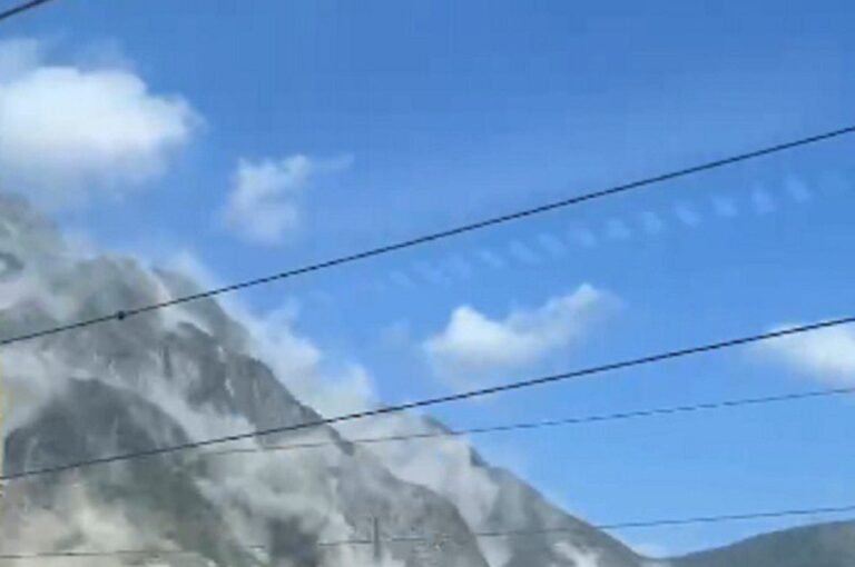 Hualien earthquake/Train passengers capture shocking photos of massive landslide: They think it's the end of the world

