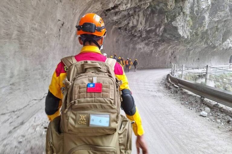  Hundreds of people are still stranded after the Hualien earthquake.  Some foreign tourists in Tianxiang were injured and evacuated, while others are awaiting rescue.

