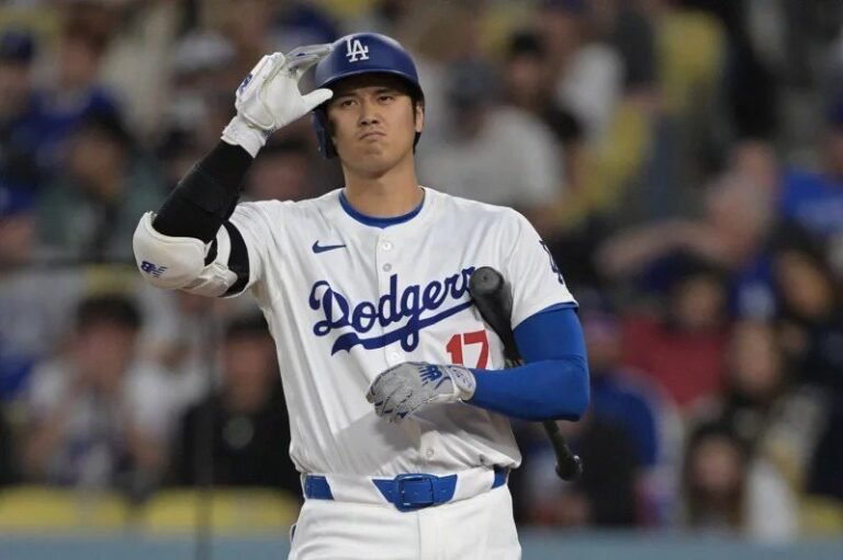 MLB/So Hot... Ohtani Shohei swallows K and helps happily sign Giants rookie pitcher

