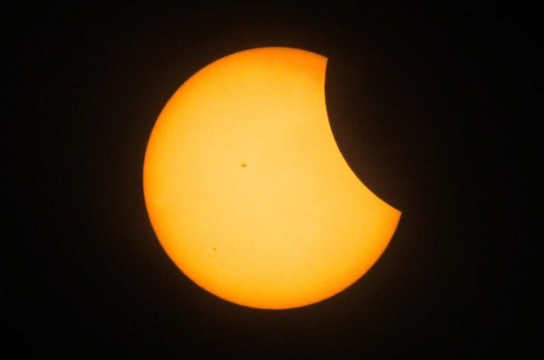 Notes before the last total solar eclipse: How to take miraculous photos with your mobile phone?

