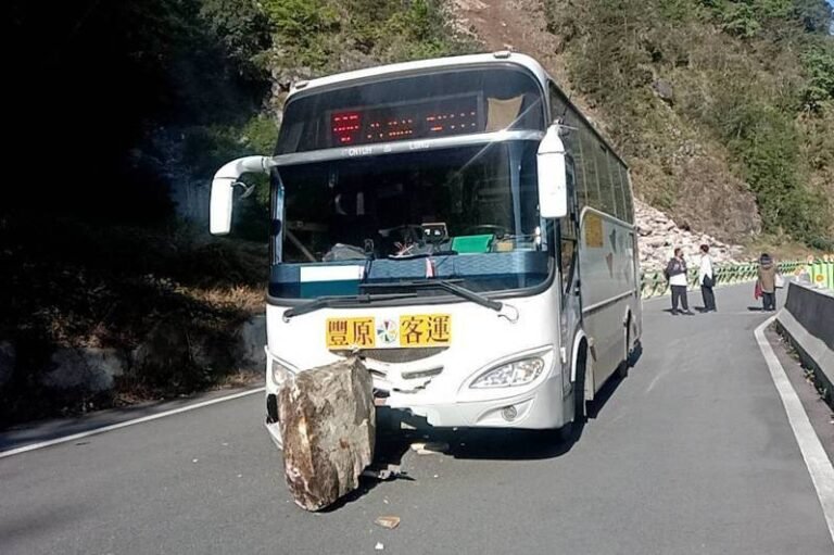  Rocks fell on Hengbian Road and hit a car in the Taiwan earthquake.  1 was injured and 11 people were left waiting for rescue in the tunnel.

