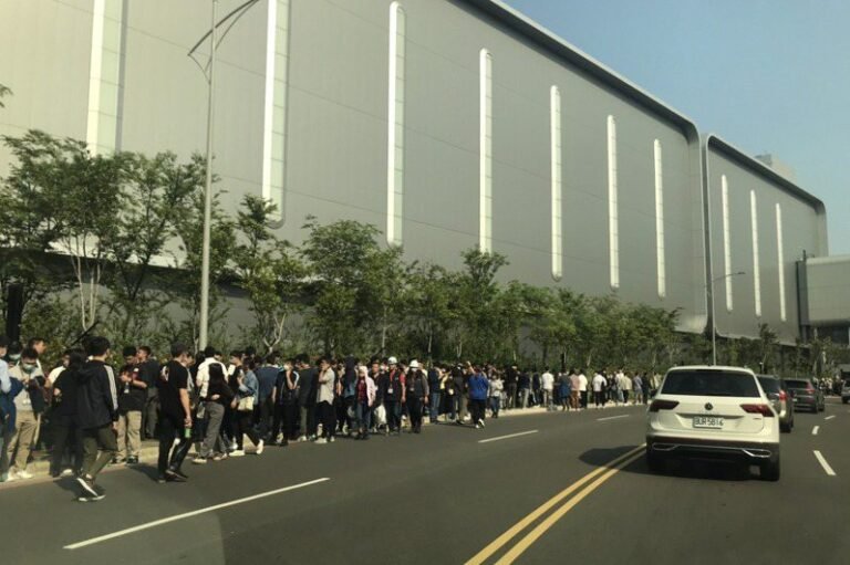  Strong earthquake in Taiwan.  All engineers ran out to evacuate TSMC R&D center

