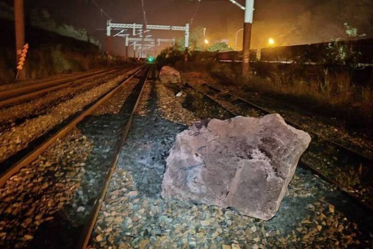 Taiwan Railways Puyuma Heping Station was hit by a rock and derailed, and both lines were blocked, with emergency repairs underway.

