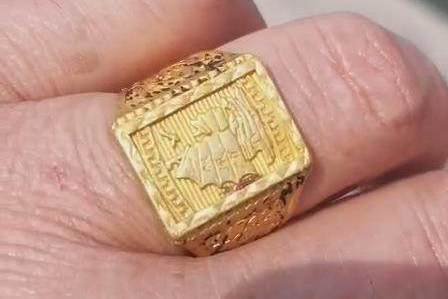 Three years after a 20-gram gold ring fell into the river bottom, a Shandong man spent 1,000 yuan to get the 14,000 yuan back.

