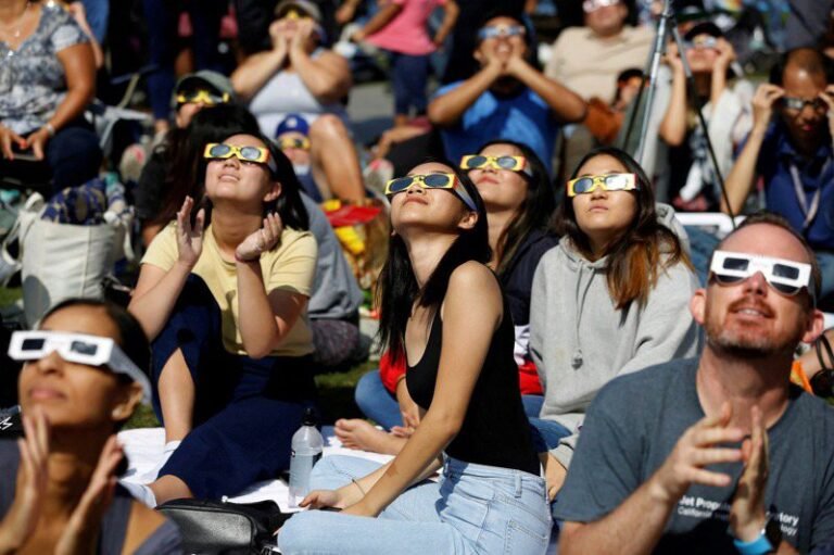  Use special glasses to view the total solar eclipse.  Pay attention to the authenticity of the lenses and beware of purchasing counterfeit products.

