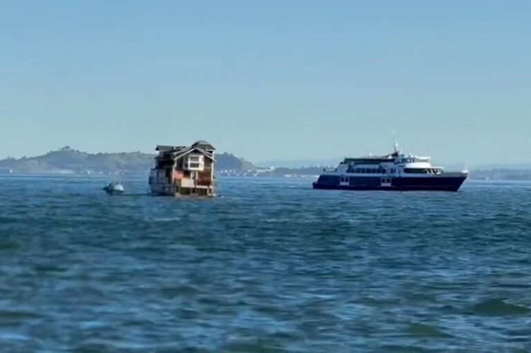 Video/Houseboat was towed to Mullen by Wonderful Sailing San Francisco Bay

