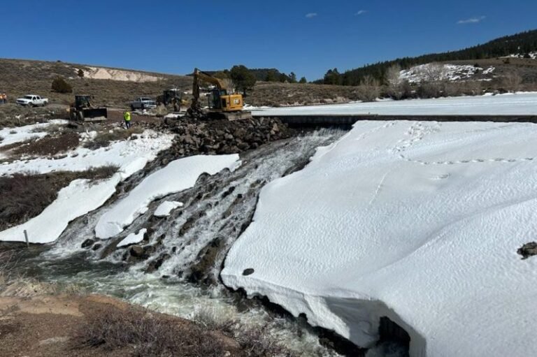 Water continues to leak from a 60-foot crack in the Utah dam, threatening more than a thousand residents living downstream.

